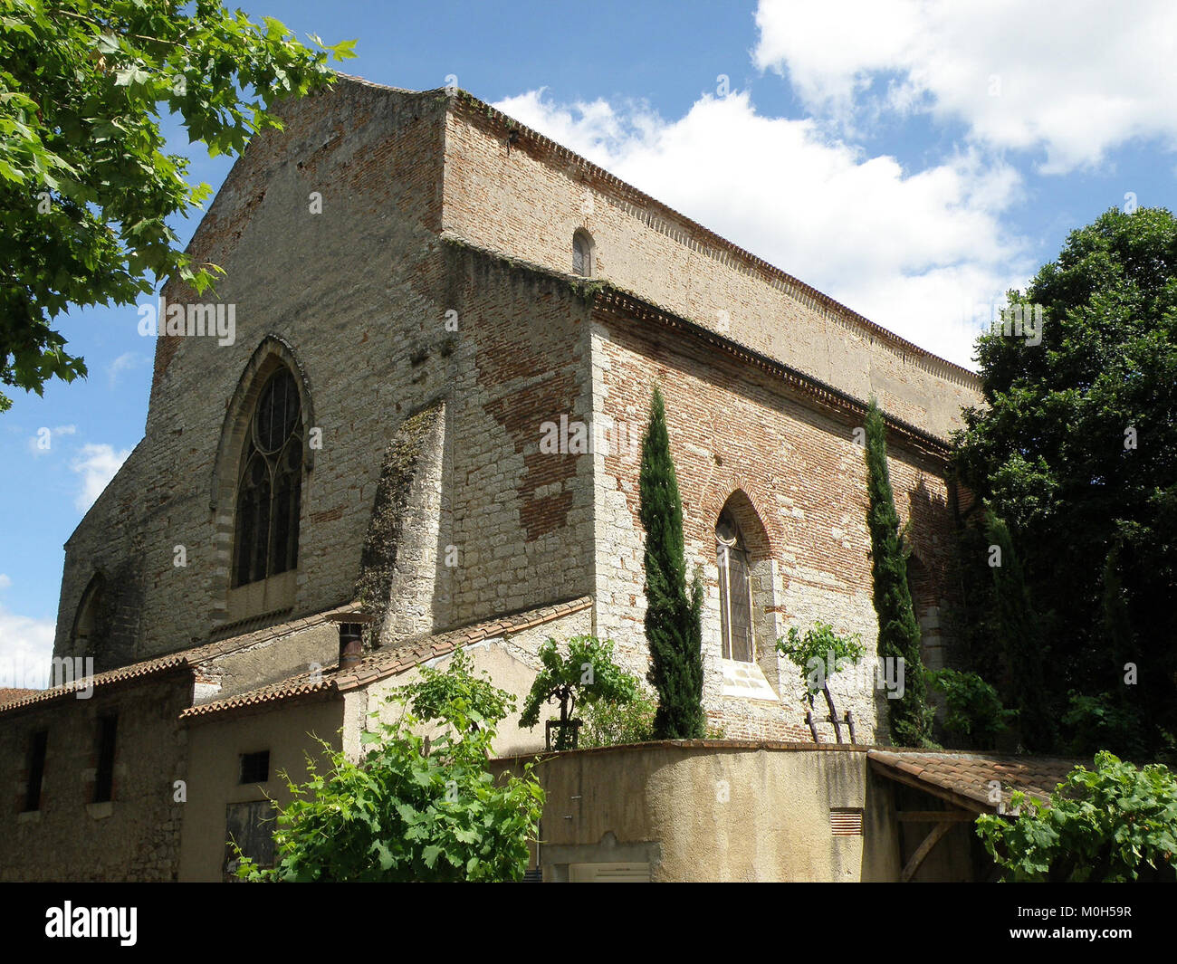 Photographie de l'église Saint-Barthélemy à Cahors, France, montrant son style architectural roman et son importance historique en tant que monument religieux dans la région. Banque D'Images