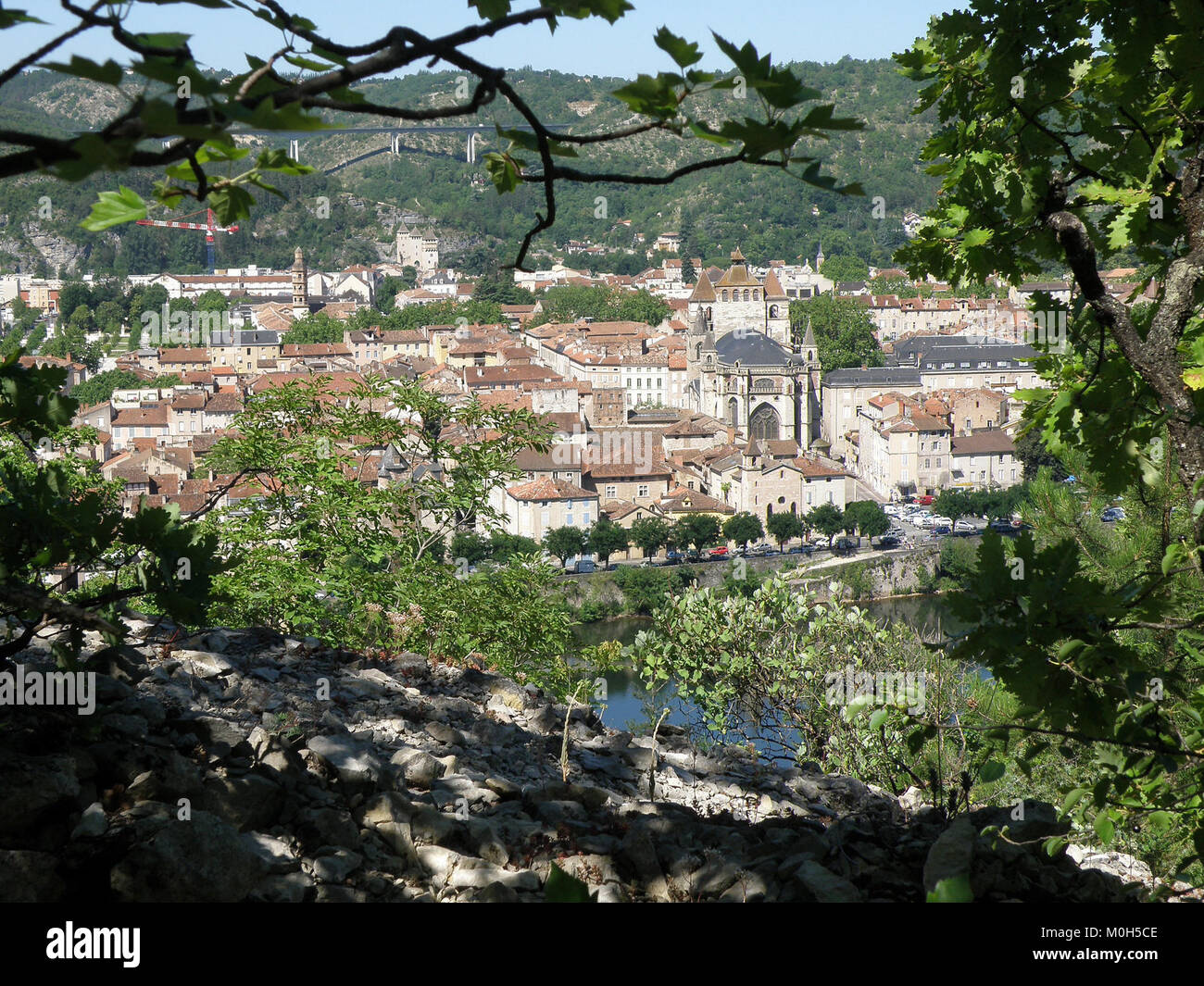 Une vue panoramique de Cahors, France, montrant le paysage, les caractéristiques urbaines et les monuments remarquables, y compris les bâtiments historiques visibles d'un point de vue élevé. Banque D'Images