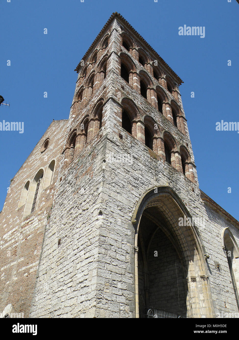 Une photographie de l'église Saint-Barthélemy à Cahors, en France, mettant en évidence son design roman, sa construction en pierre et son importance en tant que monument religieux historique dans la région. Banque D'Images
