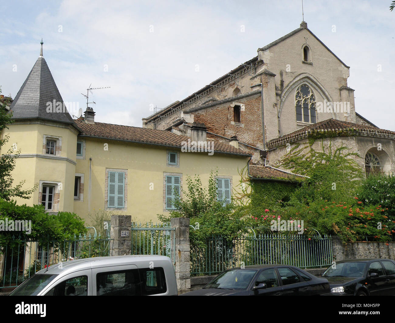 Une photographie de l'église Saint-Urcisse à Cahors, France, montrant ses caractéristiques architecturales romanes et son importance historique en tant que monument religieux régional. Banque D'Images