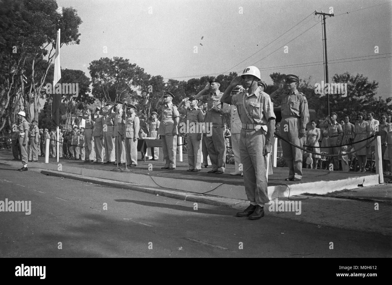 Photographie historique montrant dix-neuf soldats du KNIL récompensés à Burgemeester Bisschopplein, Batavia (Jakarta), pendant la période coloniale néerlandaise en Indonésie. Banque D'Images