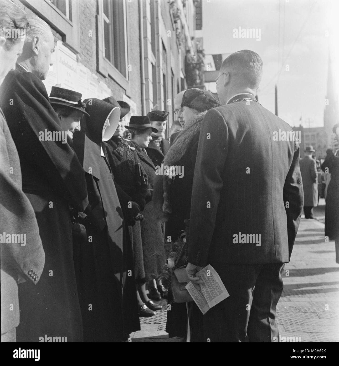 Une photographie prise à Breda, aux pays-Bas, montrant la reine Juliana accompagnée du ministre de l'intérieur Dr Louis Beel lors d'un événement officiel. Banque D'Images