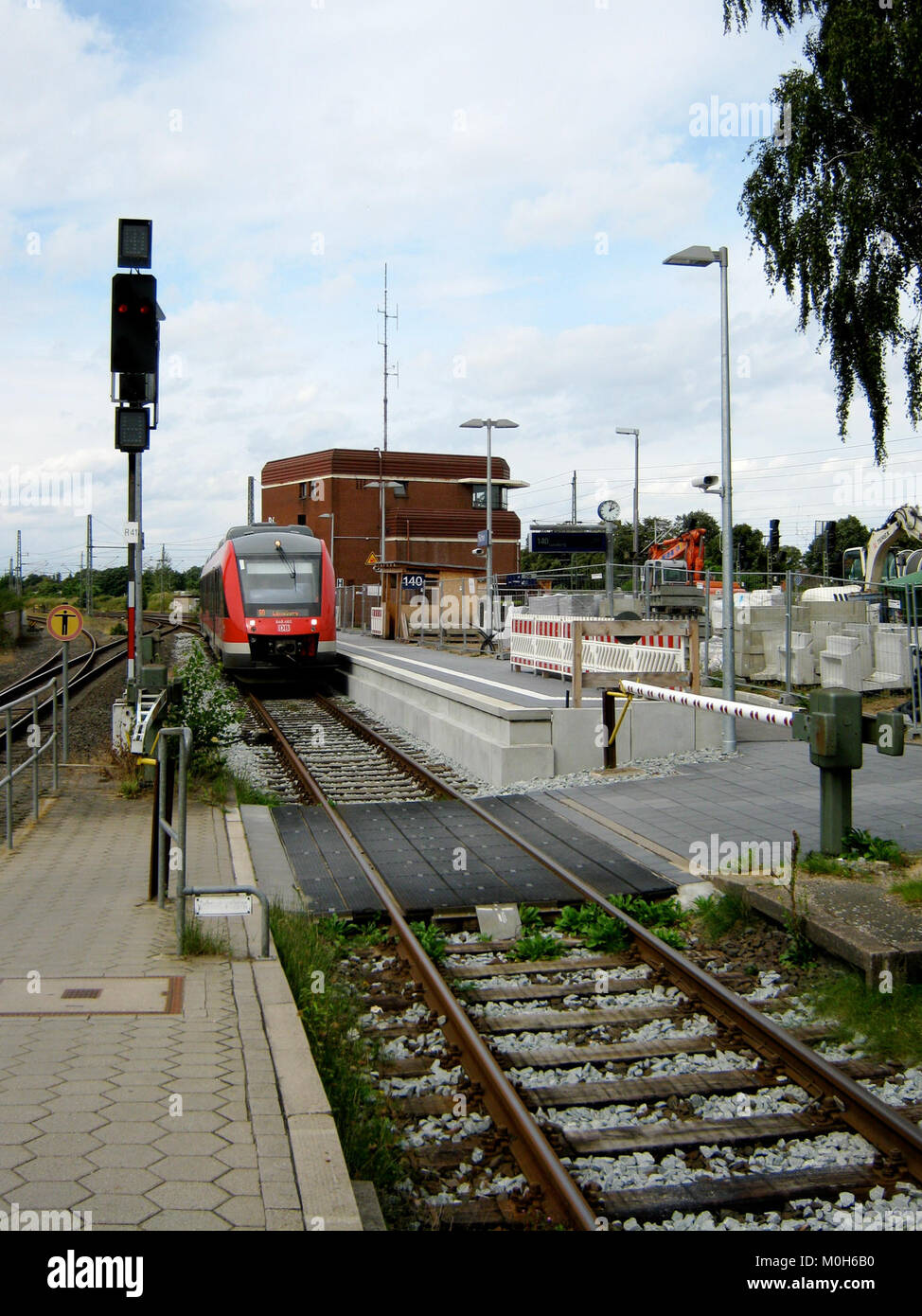 Böchen Station Track 140, photographiée en 2011, fait partie d'un réseau de transport en Allemagne, mettant en évidence l'infrastructure ferroviaire et l'exploitation des trains pendant cette période. Banque D'Images