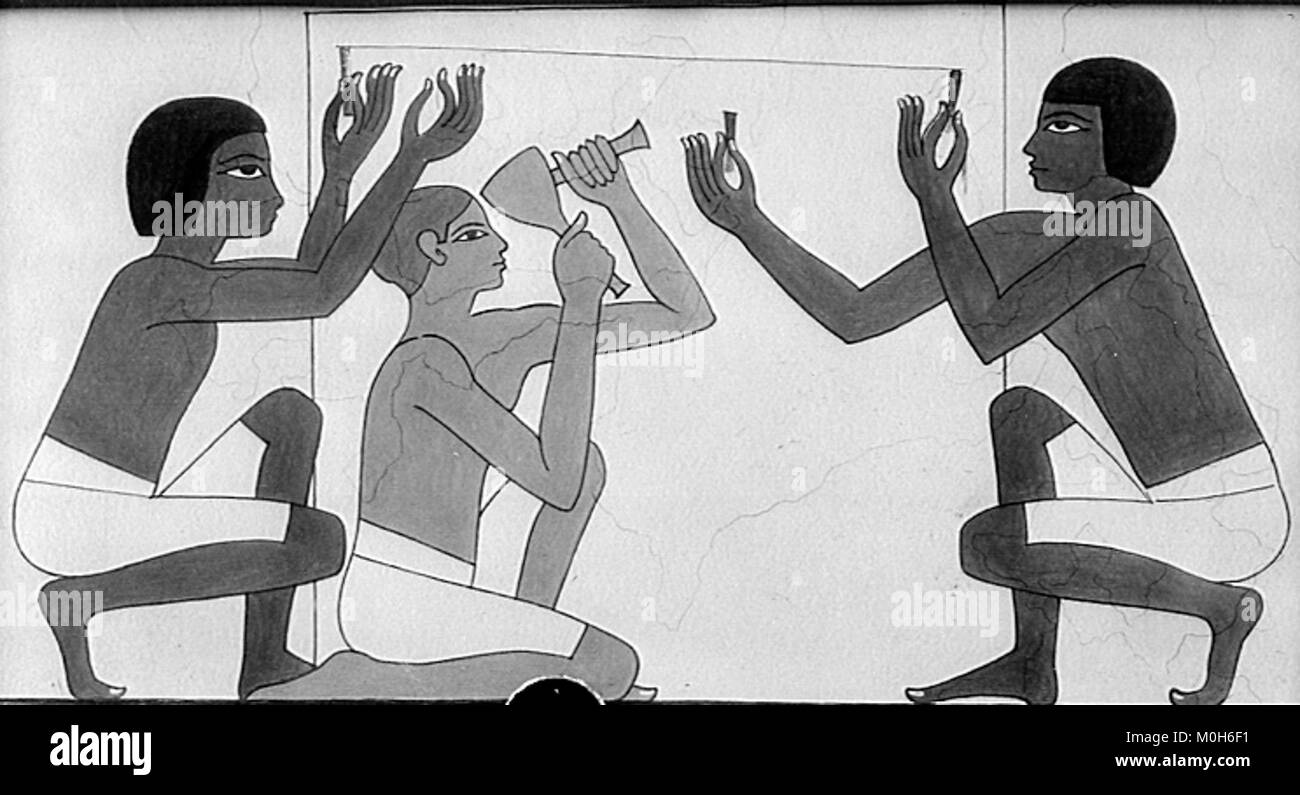 Cette image représente une scène égyptienne antique de la tombe de Rekhmire, montrant des maçons au travail, quadrillant un bloc de pierre. Rekhmire était vizir pendant la XVIIIe dynastie, et cette scène illustre le travail qualifié impliqué dans la construction de tombes et la préparation de matériaux de construction dans l'Égypte ancienne. Banque D'Images