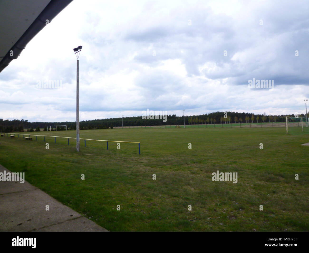 Le terrain de football de Calvörde-Mannhausen, en Allemagne, sert de centre sportif local utilisé pour les matchs de football communautaires et régionaux et les activités sportives. Banque D'Images