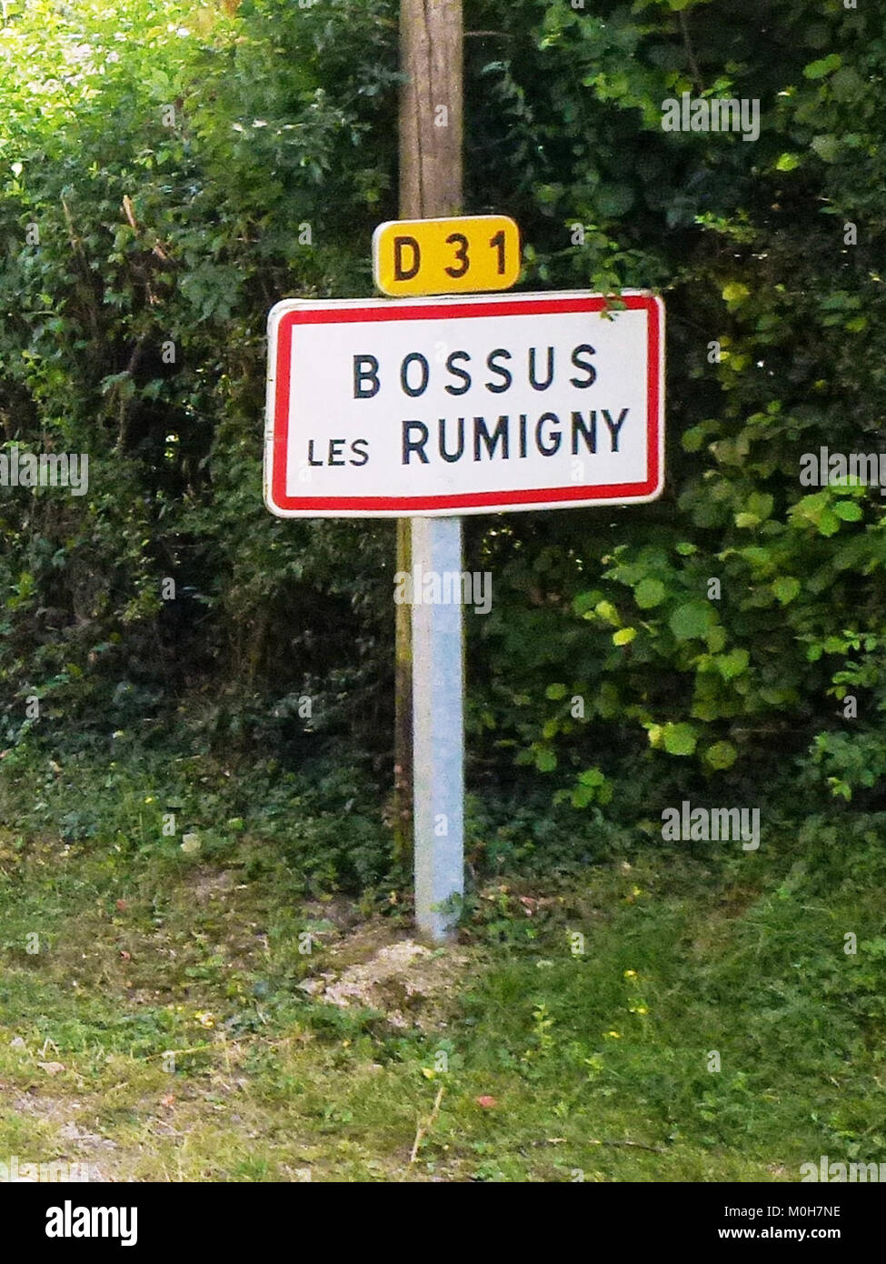 Panneau d'entrée d'agglomération pour Bossus-lès-Rumigny dans les Ardennes indiquant la limite de la ville. Banque D'Images