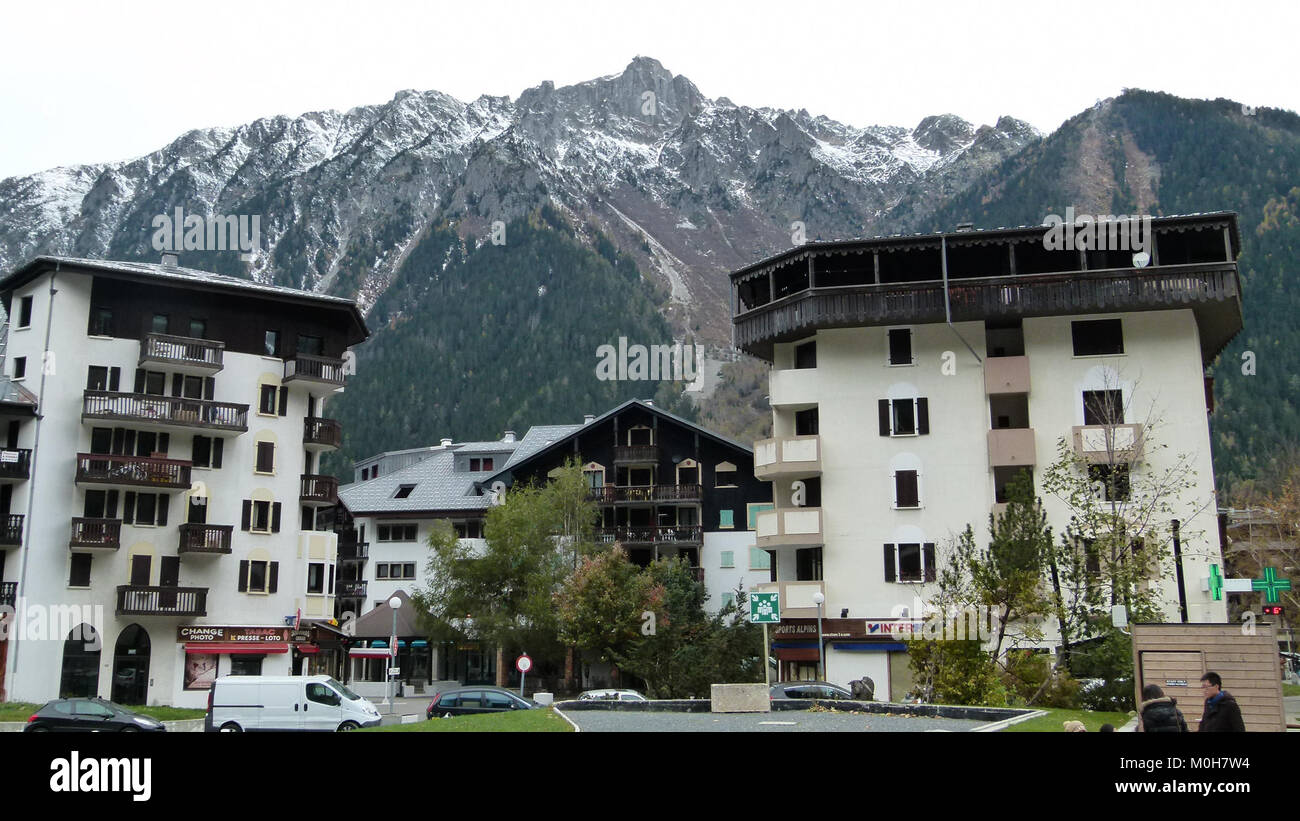 Une vue panoramique depuis le Brévent Planpraz à Chamonix, France, surplombant le massif du Mont Blanc. La région est connue pour ses vues panoramiques sur les montagnes et sert de destination populaire pour la randonnée et le ski alpin. Banque D'Images