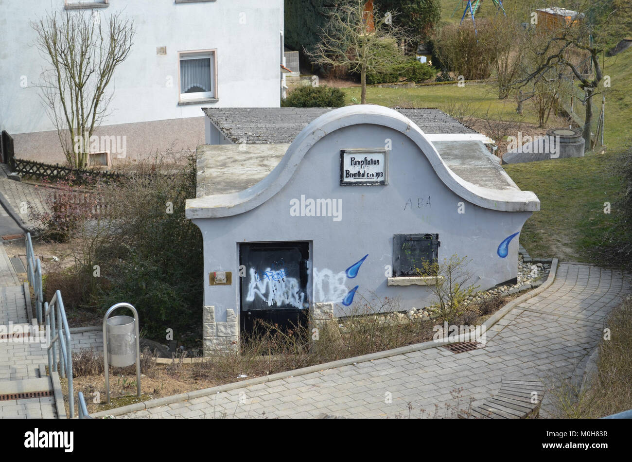 Photographie de la station de pompage de Bremthal située à Bornstraße et Schäfergasse en Allemagne, documentant un élément clé de l'infrastructure locale de l'eau et de l'histoire des services publics. Banque D'Images