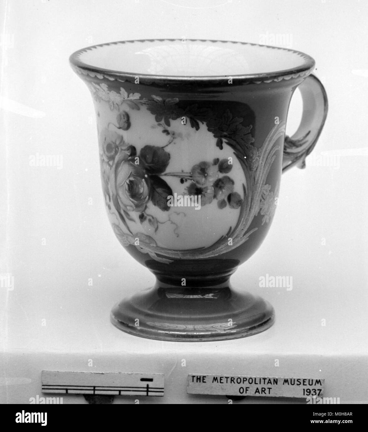 Un gobelet à crème glacée en porcelaine du XVIIIe siècle provenant d'un service plus grand, avec une décoration peinte délicate et des détails dorés, fait partie de la collection du Metropolitan Museum of Art. Banque D'Images