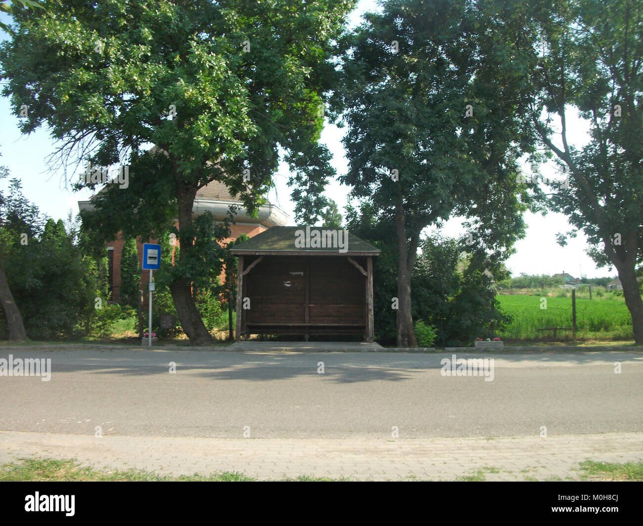 Cette image montre un arrêt de bus à Zichyújfalu, en Hongrie, avec la désignation « 04 ». Il indique les infrastructures de transport public dans la localité locale. Banque D'Images