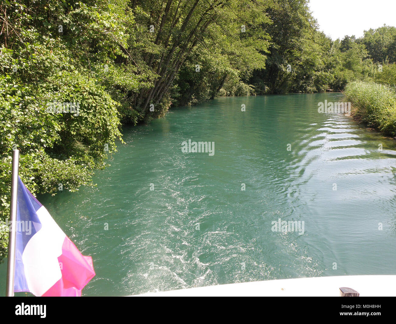 Le canal de Savières en France relie le lac du Bourget à la rivière Rhône, servant de voie navigable entourée de paysages naturels et de colonies historiques. Banque D'Images