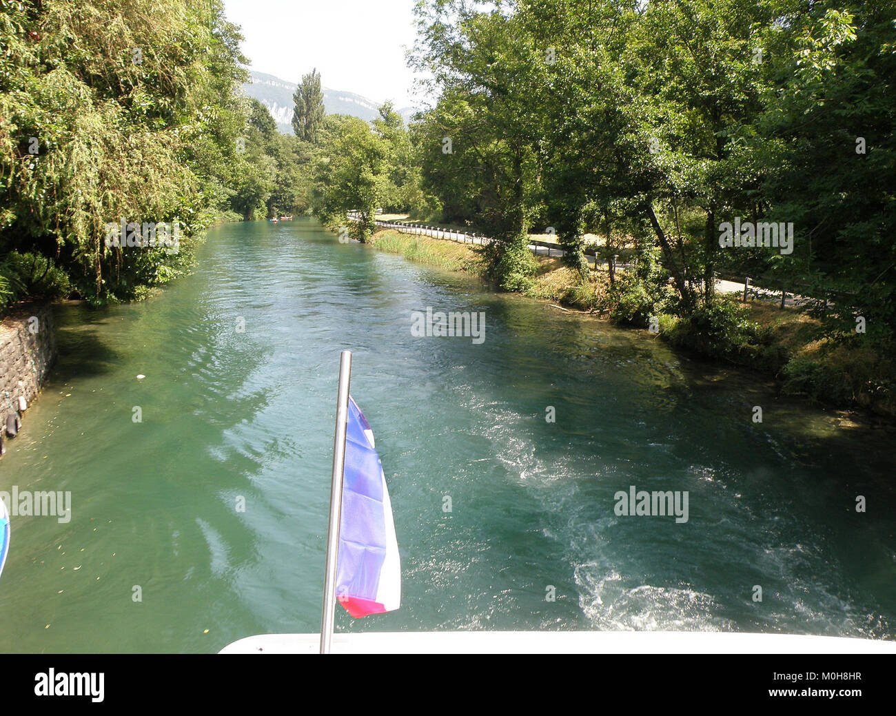 Le canal de Savières en Savoie, en France, relie le lac du Bourget à la rivière Rhône et est réputé pour sa valeur récréative, sa route navigable et son panorama au bord de l'eau. Banque D'Images