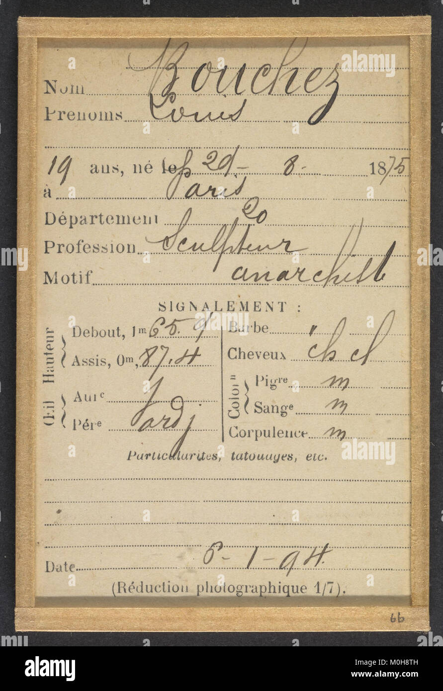 Portrait de Louis Bouchez, sculpteur de 19 ans né à Paris en 1975, reconnu pour ses vues anarchistes et son expression artistique en sculpture avant sa mort en 1994. Banque D'Images