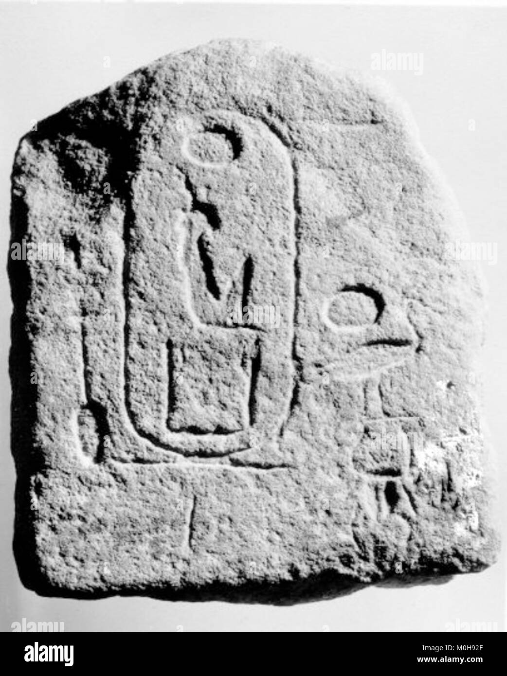 Ce bloc de quartzites du temple de la vallée de Hatshepsout, datant de la 18e dynastie (vers 1479–1458 av. J.-C.), porte des inscriptions hiéroglyphiques. Elle est conservée dans la collection égyptienne du Metropolitan Museum of Art sous le numéro d’accès 32.3,287. Banque D'Images