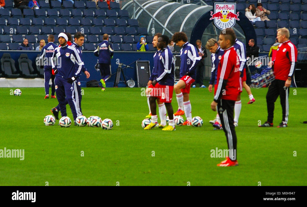 Un match en Bundesliga entre le FC Red Bull Salzburg et le SV Grödig, se terminant avec un score de 0 à 2, mettant en évidence la compétition au sein de la première division autrichienne de football. Banque D'Images