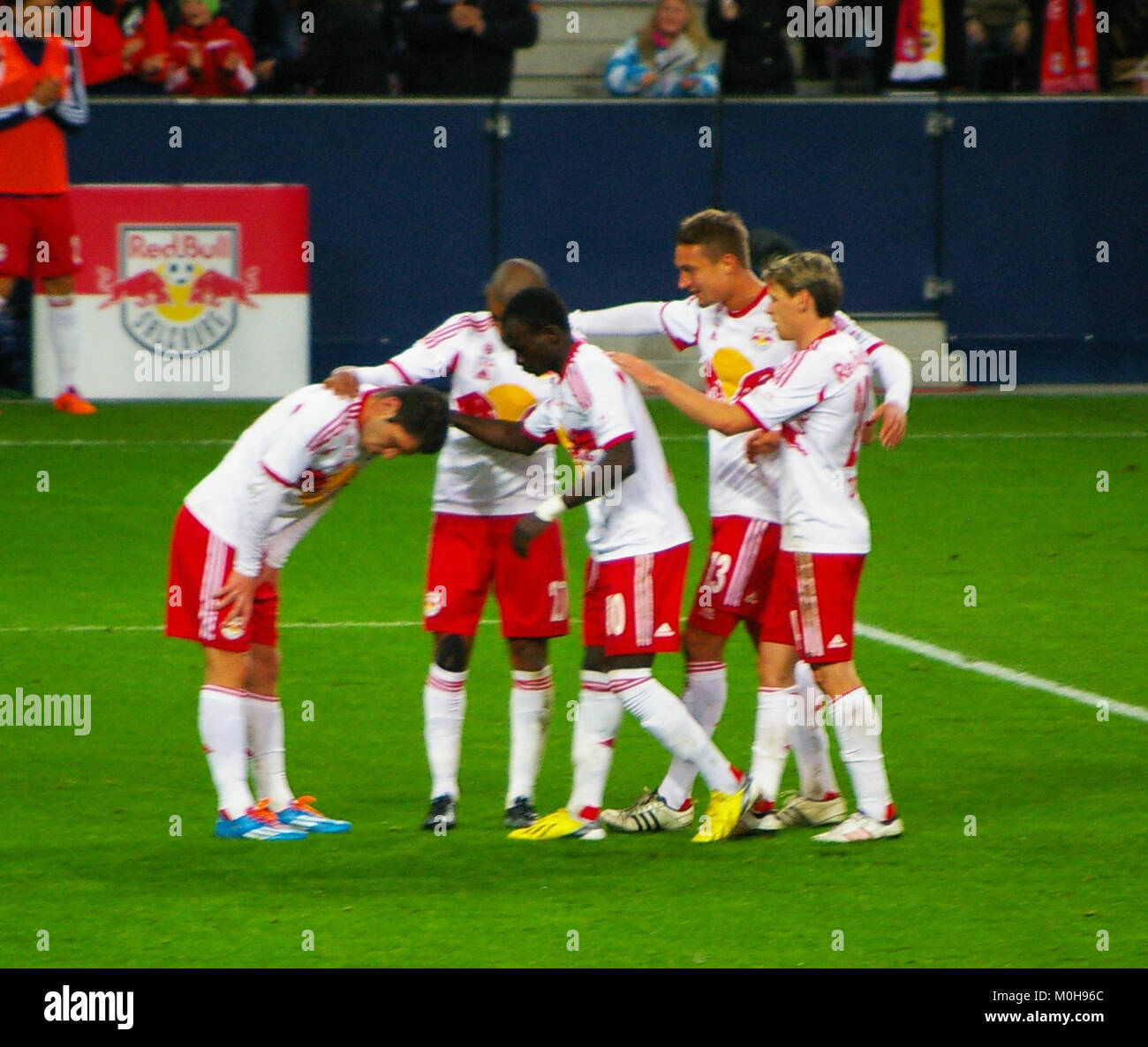 Il s'agit d'un match entre le FC Salzburg et le Grödig 07 en Bundesliga allemande. L'événement est un événement clé dans la ligue de football, mettant en vedette deux équipes compétitives avec des fanbases importantes. Banque D'Images Il s'agit d'un match entre le FC Salzburg et le Grödig 07 en Bundesliga allemande. L'événement est un événement clé dans la ligue de football, mettant en vedette deux équipes compétitives avec des fanbases importantes. Banque D'Images