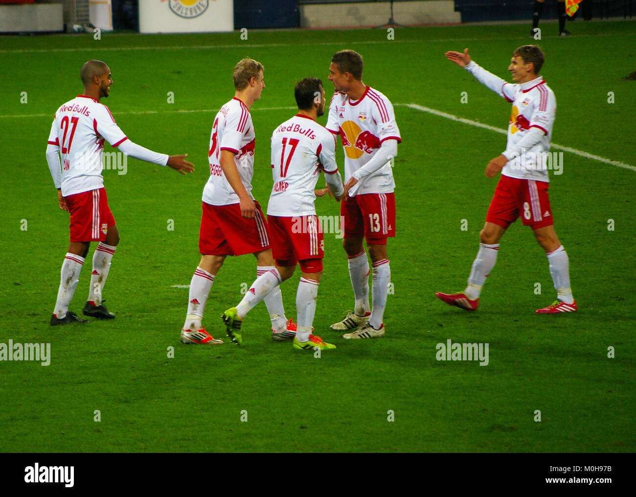 Un match de football entre le FC Salzburg et le SV Grödig lors de la saison 2018 de la Bundesliga autrichienne, mettant en avant la compétition et le gameplay entre les deux équipes. Banque D'Images