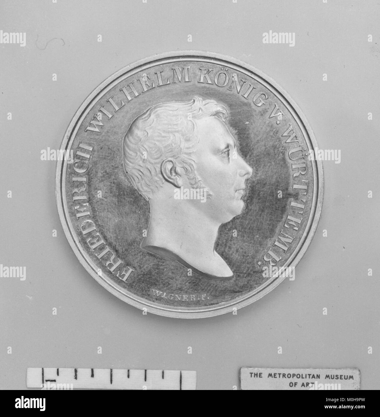 Sculpture créée en l'honneur du roi Guillaume Ier de Württemberg (1816-1864), représentant le monarque dans un style néoclassique. L'œuvre reflète la tradition sculpturale européenne du XIXe siècle et la commémoration royale. Banque D'Images