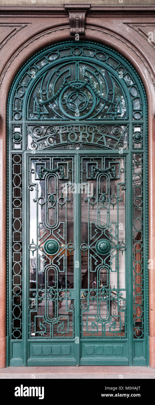 La porte du bâtiment Gloria, dans le centre de São Paulo, au Brésil, présente un design architectural du milieu du XXe siècle, reflétant le développement urbain et les influences modernistes de la ville. Banque D'Images