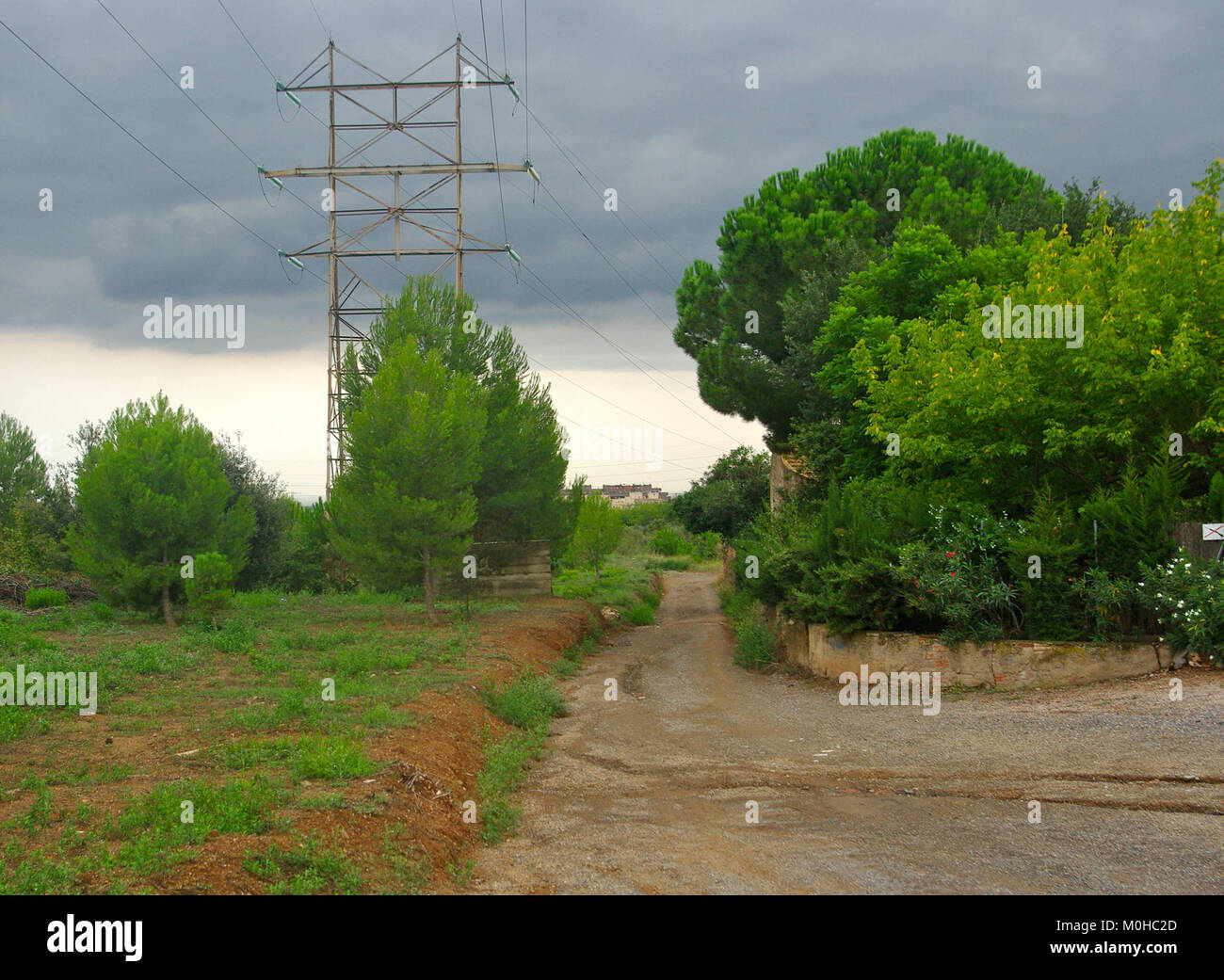 Cami Vell de Castellvell est un ancien chemin en Espagne, historiquement utilisé pour relier les établissements et les monuments régionaux, représentant les itinéraires traditionnels et la géographie culturelle du pays. Banque D'Images