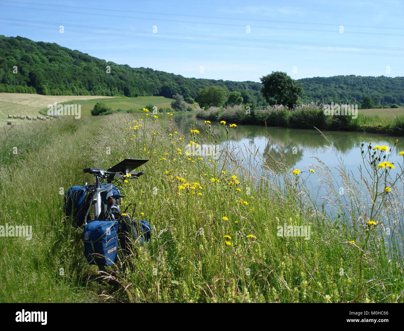 Le canal des Ardennes à Omicourt en France est une voie navigable construite au XIXe siècle, servant des fonctions de transport et de gestion de l'eau dans la région des Ardennes. Banque D'Images