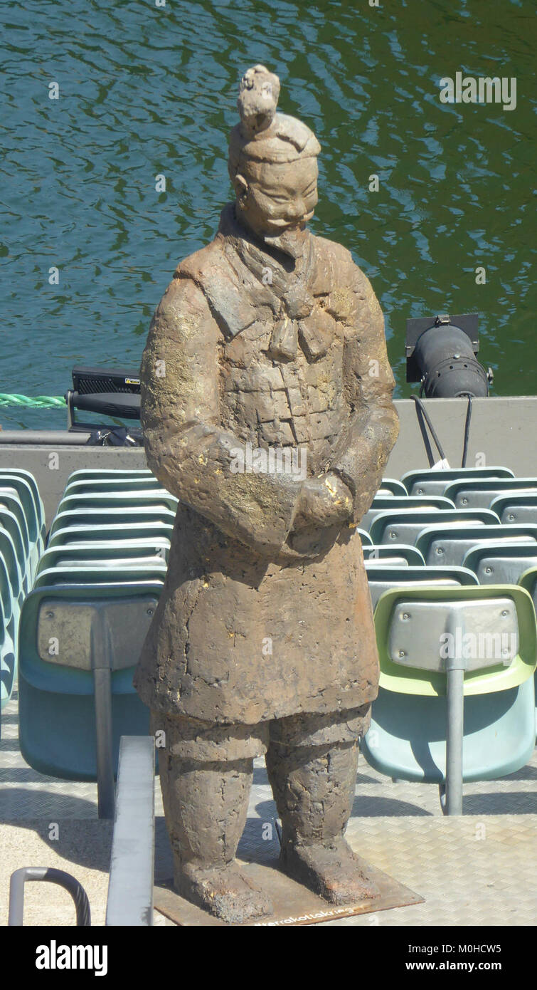 Une vue de scène de la production du Festival de Bregenz 2016 'Terrakottakrieger' sur le Seebühne à Bregenz, Autriche, montrant un décor extérieur à grande échelle et un espace de performance sur le lac de Constance. Banque D'Images