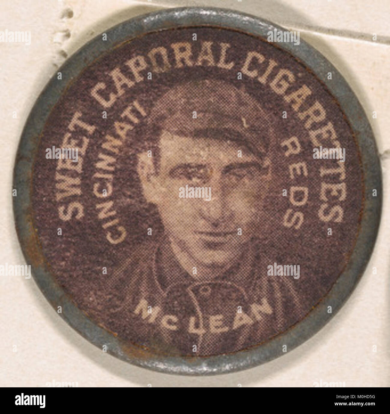 L'image représente un joueur des Reds de Cincinnati, McLean, en tenue noire, dans le cadre de la série Domino Discs de Kinney Brothers, mettant en vedette des joueurs de baseball du début du XXe siècle. Banque D'Images