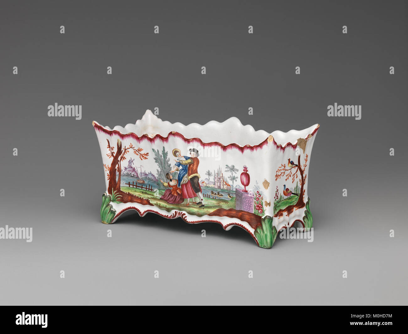 Une jardinière décorative issue de la collection du Metropolitan Museum of Art, illustrant le savoir-faire artisanal en céramique et en métallurgie utilisés dans la décoration intérieure. Banque D'Images