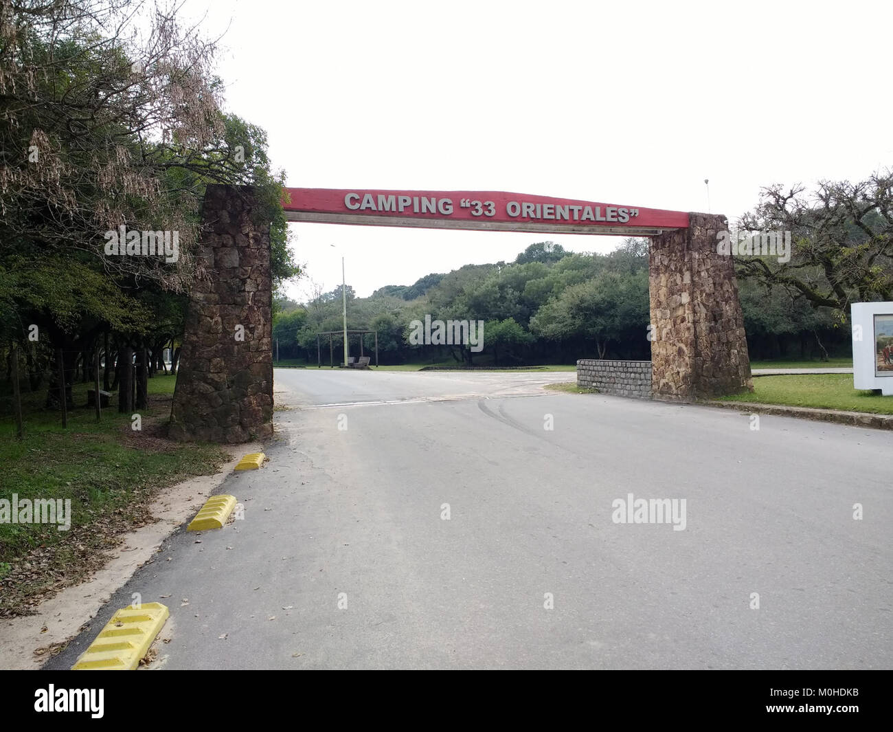 La photographie montre le panneau d'entrée du Camping '33 Orientales', un camping proposant des logements en plein air, des caravanes et des tentes, situé dans un cadre naturel favorisant les loisirs et le tourisme. Banque D'Images
