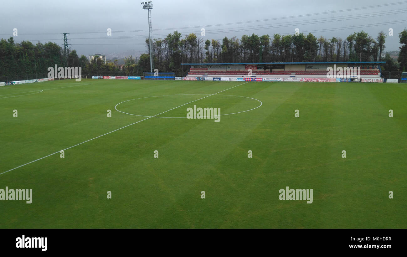 Campo de Fútbol de Sarriena est un stade de football situé à Leioa, en Biscaye, en Espagne. Il sert de terrain de résidence au SD Leioa et accueille des matchs de football régionaux et des événements sportifs communautaires. Banque D'Images