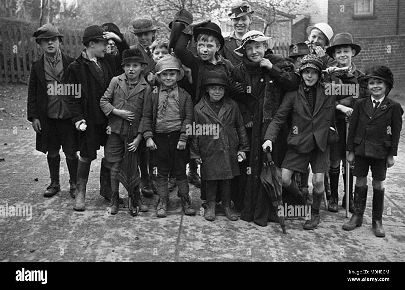 Cette photographie historique montre des garçons de l'école de Newtown Church après une vente de rumeurs, capturant l'engagement communautaire et les traditions de collecte de fonds de l'école. Banque D'Images