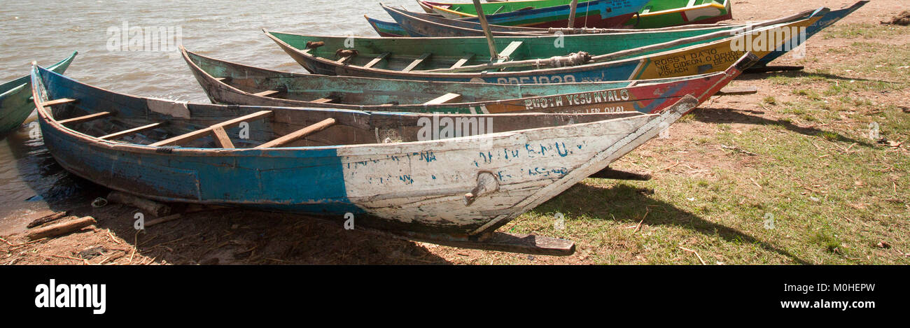 Rangée de pirogues de pêche en bois sur les rives du lac Victoria Banque D'Images