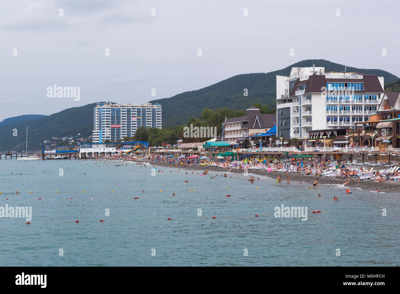 Lazarevskoe, Sochi, dans la région de Krasnodar, Russie - 6 juillet 2014 : Beach resort dans Lasarevskoye règlement par temps nuageux Banque D'Images