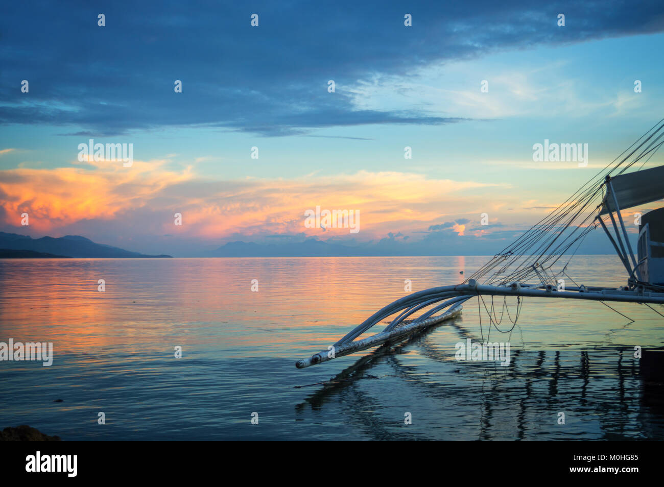 Banka, bateau de pêche traditionnelle des Philippines au coucher du soleil, l'île de Cebu, aux Philippines Banque D'Images