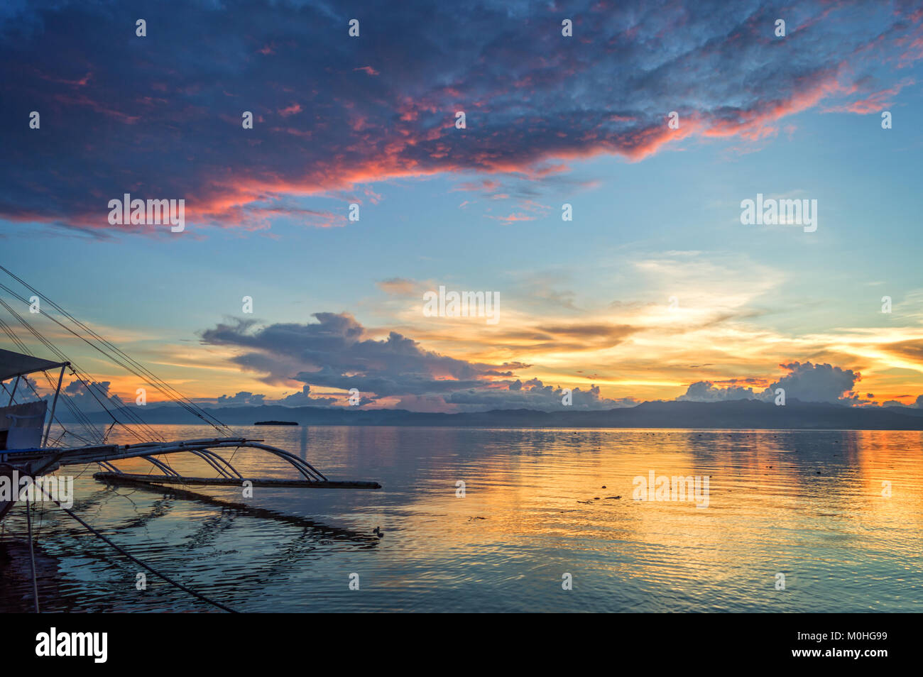 Banka, bateau de pêche traditionnelle des Philippines au coucher du soleil, l'île de Cebu, aux Philippines Banque D'Images