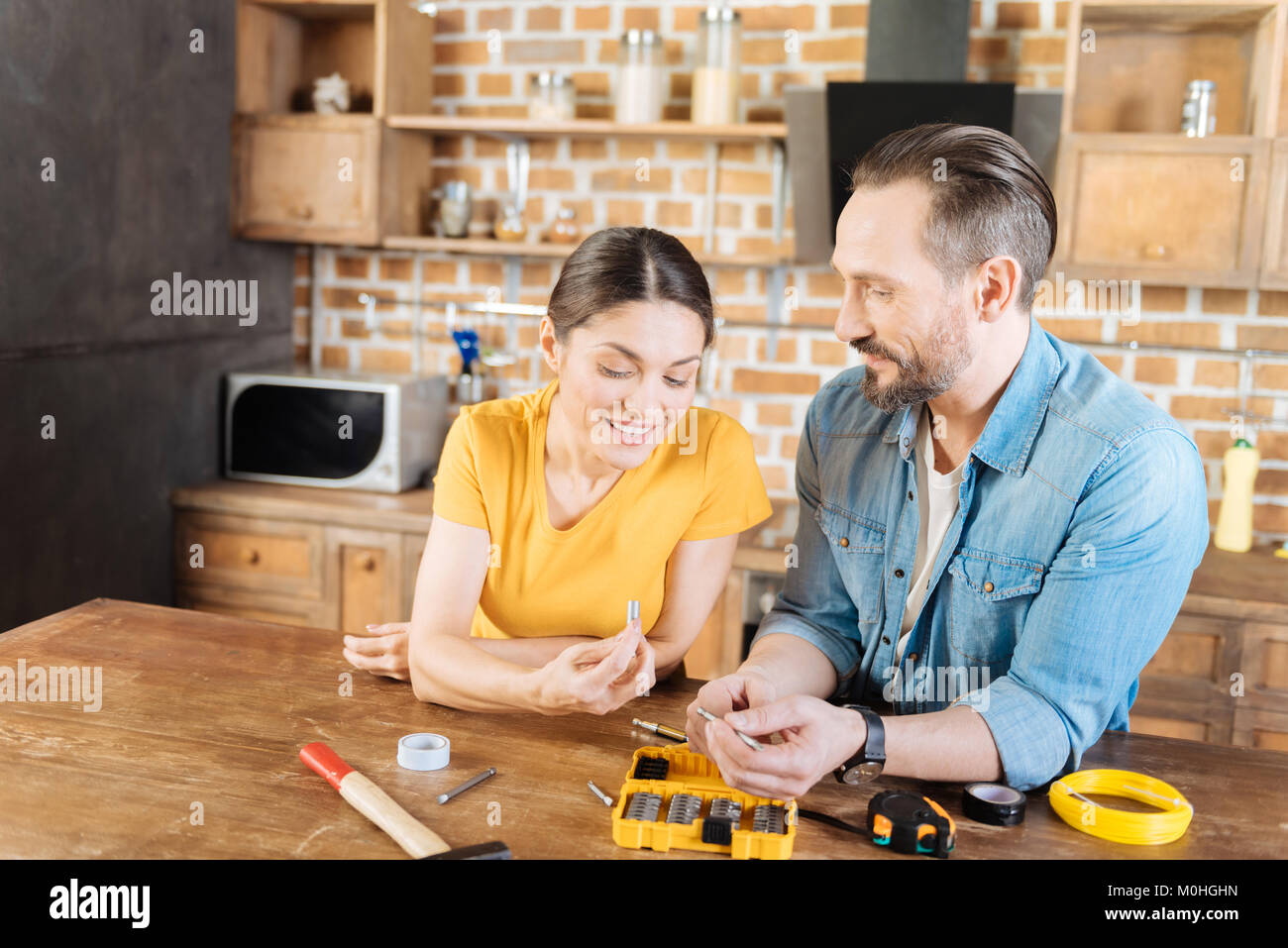 Couple ongles contrôle mà joyeux Banque D'Images