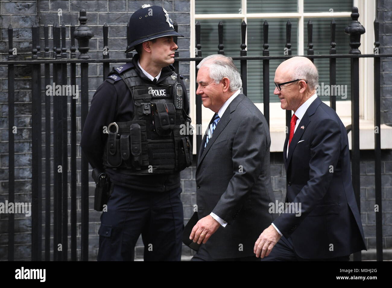 Le secrétaire d'Etat américain Rex Tillerson (à gauche) et l'ambassadeur des Etats-Unis Woody Johnson arrivent au 10 Downing Street, Londres, pour des entretiens avec le premier ministre Theresa May. Banque D'Images