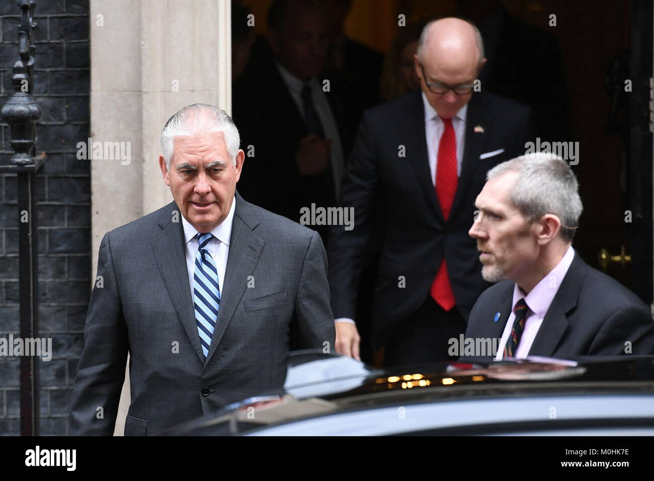Le secrétaire d'Etat américain Rex Tillerson (à gauche) laisse 10 Downing Street, Londres, à la suite des entretiens avec le premier ministre Theresa May. Banque D'Images