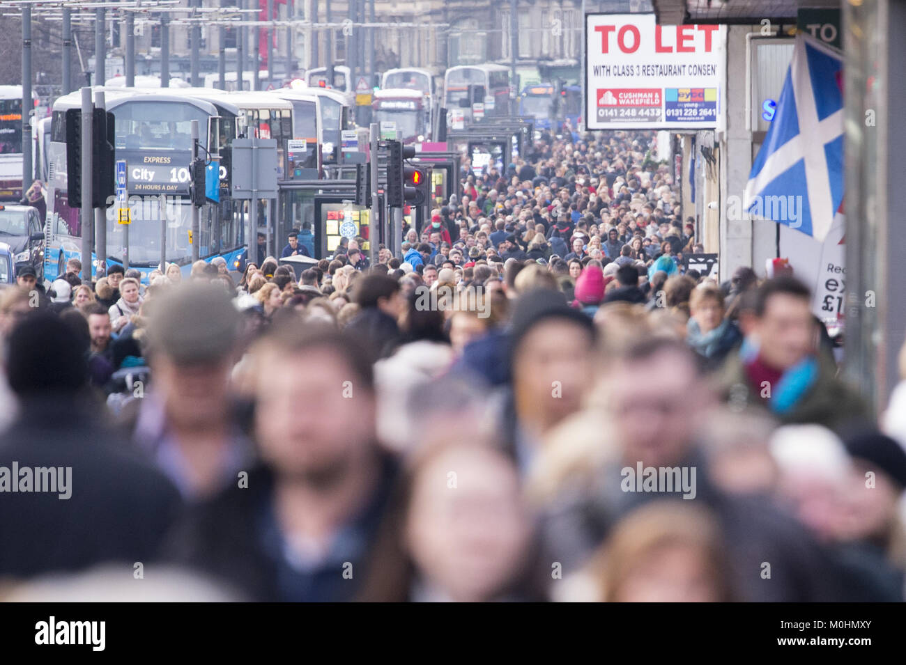 Les acheteurs de Noël en tête, rue Princess et marchés de Noël d'obtenir te meilleur de la dernière shoppping jours avant Noël. En vedette : les acheteurs de Noël où : Édinbourg, Royaume-Uni Quand : 21 déc 2017 : Crédit d'Euan Cherry/WENN.com Banque D'Images