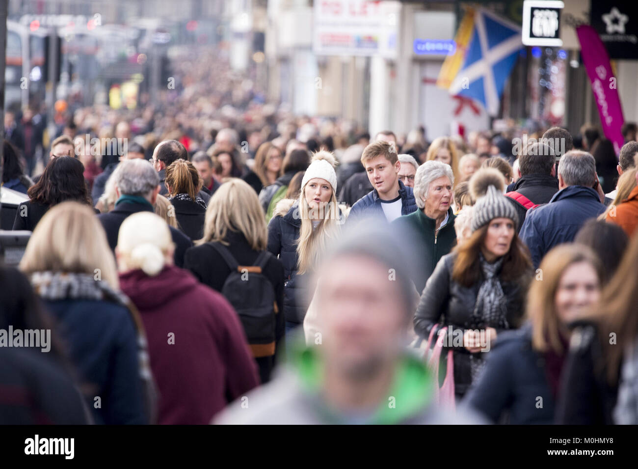 Les acheteurs de Noël en tête, rue Princess et marchés de Noël d'obtenir te meilleur de la dernière shoppping jours avant Noël. En vedette : les acheteurs de Noël où : Édinbourg, Royaume-Uni Quand : 21 déc 2017 : Crédit d'Euan Cherry/WENN.com Banque D'Images