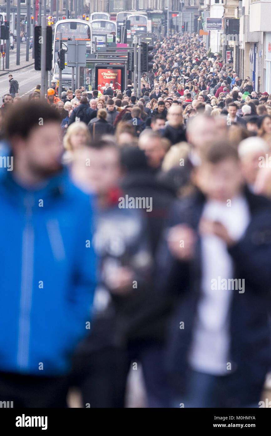 Les acheteurs de Noël en tête, rue Princess et marchés de Noël d'obtenir te meilleur de la dernière shoppping jours avant Noël. En vedette : les acheteurs de Noël où : Édinbourg, Royaume-Uni Quand : 21 déc 2017 : Crédit d'Euan Cherry/WENN.com Banque D'Images