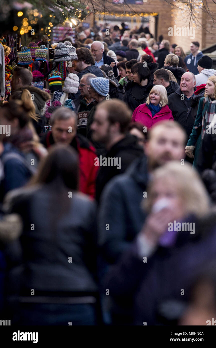 Les acheteurs de Noël en tête, rue Princess et marchés de Noël d'obtenir te meilleur de la dernière shoppping jours avant Noël. En vedette : les acheteurs de Noël où : Édinbourg, Royaume-Uni Quand : 21 déc 2017 : Crédit d'Euan Cherry/WENN.com Banque D'Images