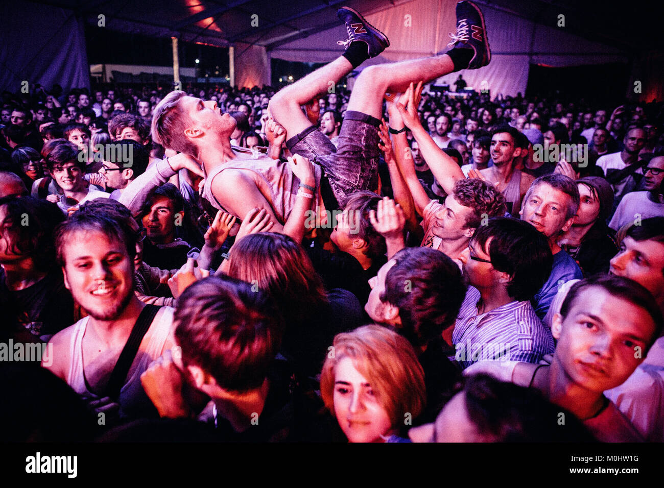 La foule concert polonais devenir fou et n'crowd surfing devant la scène pendant les concerts avec le groupe de rock psychédélique américain Thee Oh Sees. Pologne 2013. Banque D'Images