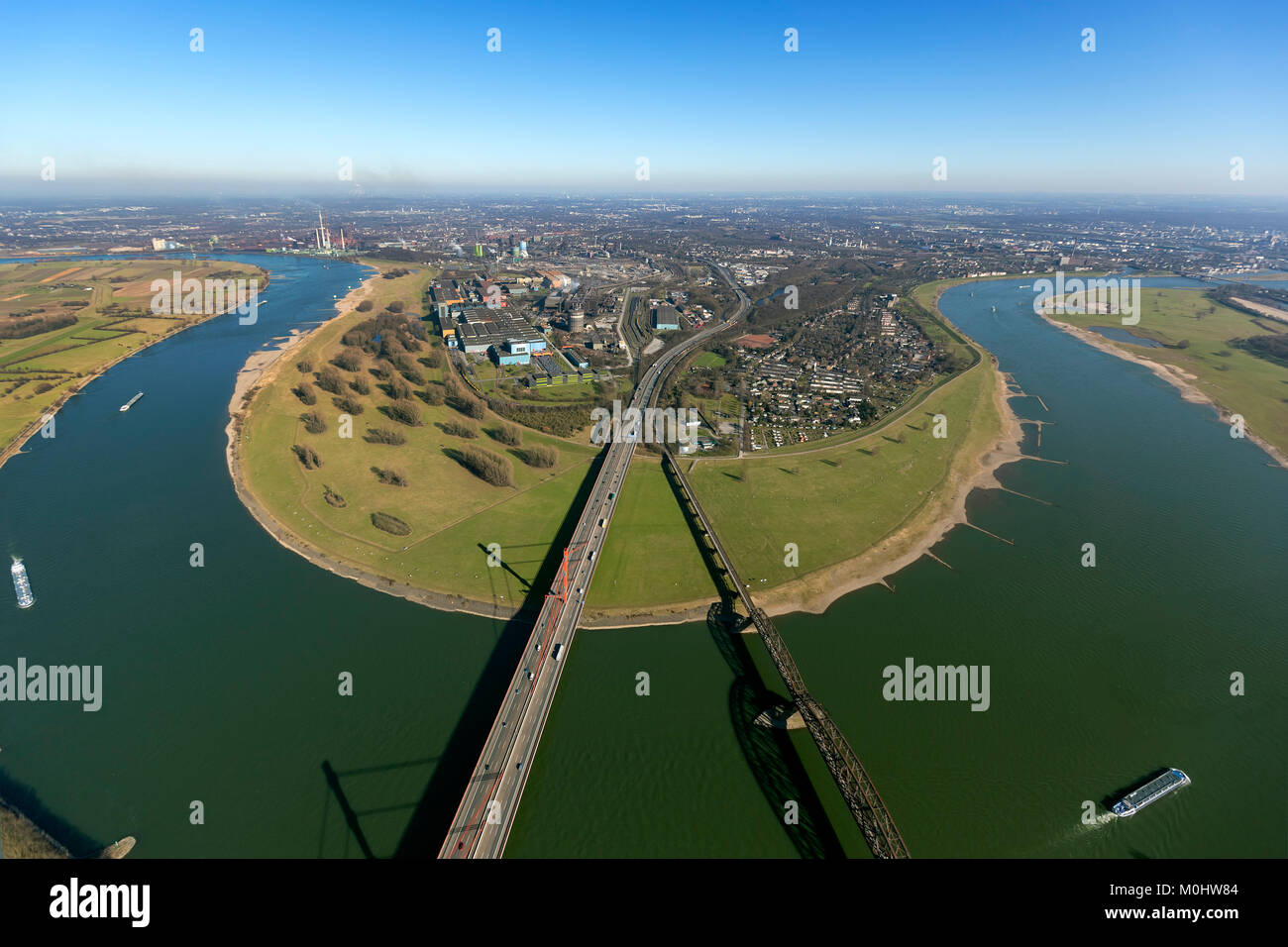 Vue aérienne, Rhin bend Beeckerswerth, Rhin, A42, autoroute, pont sur le Rhin, Thyssen Steel mill, ThyssenKrupp Steel, Duisburg-West Duisb Baerl,, Banque D'Images
