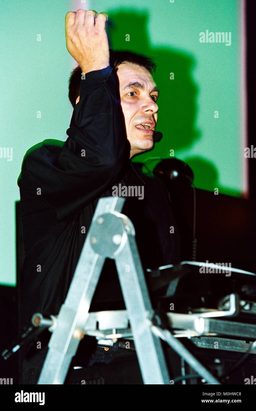 Karl Bartos se produisant au I.C.A, 11 octobre 2003, Institut d'art contemporain, le Mall, Londres, Royaume-Uni Banque D'Images