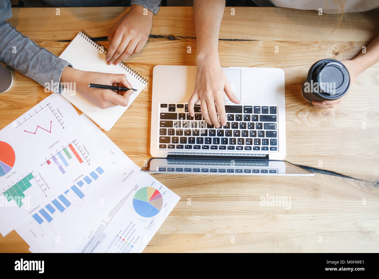 Les jeunes femmes que les élèves ont un déjeuner d'affaires à l'aide d'un ordinateur portable pour la prise de notes de recherche Projet de table view close-up filtre instagram Banque D'Images