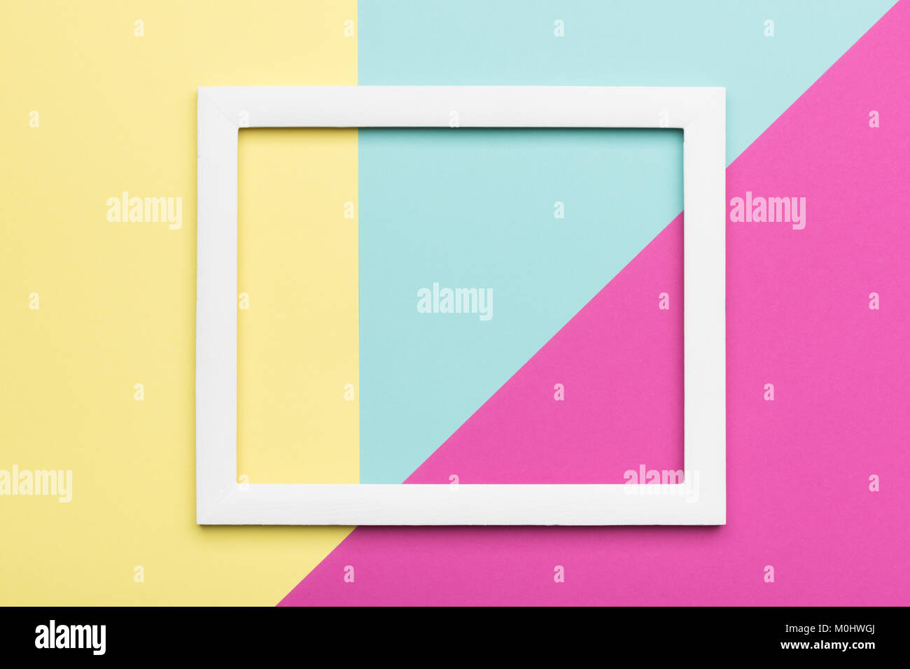 La texture du papier couleur pastel abstrait arrière-plan le minimalisme. Lignes et formes géométriques minimales composition avec cadre photo vide. Banque D'Images