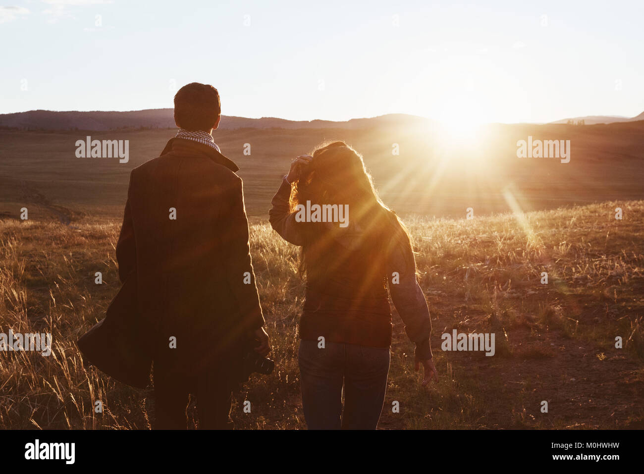 Les voyageurs Couple contre sunset mountain Banque D'Images