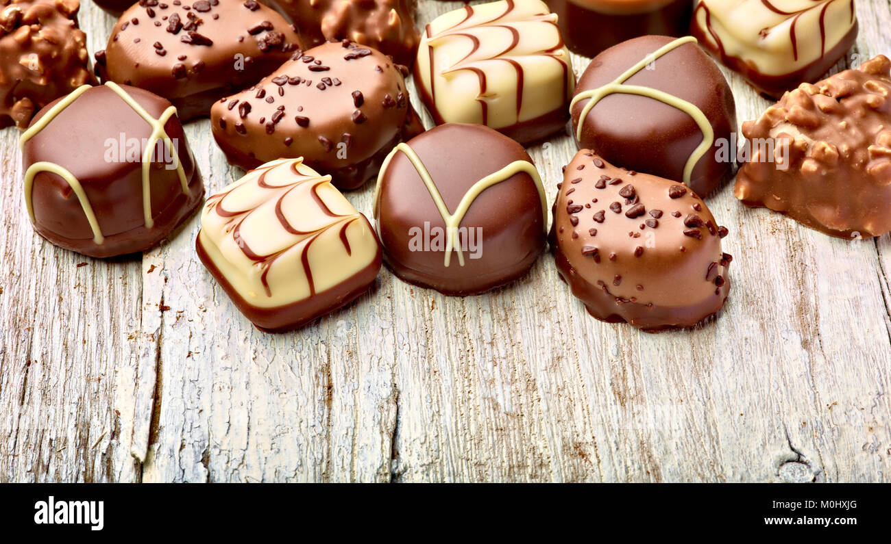 Close up de praliné au chocolat sur fond de bois Banque D'Images