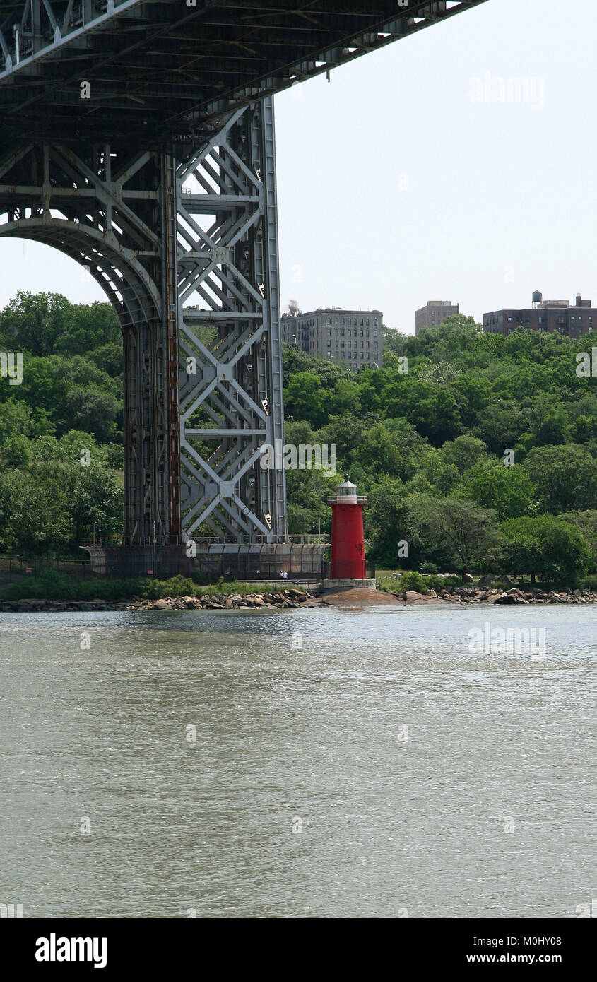 Petit phare rouge, (officiellement Jeffrey's Hook Light) sous le pont George Washington, (AKA GWB, GW, George), l'Hudson River, Manhattan/New Jersey Banque D'Images